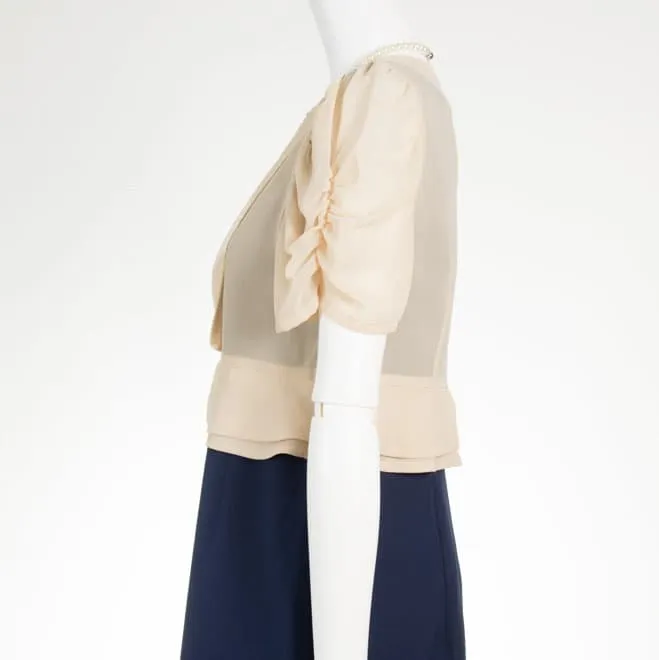 ベージュの半袖ボレロ