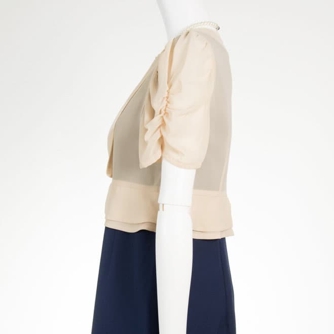 ベージュの半袖ボレロ