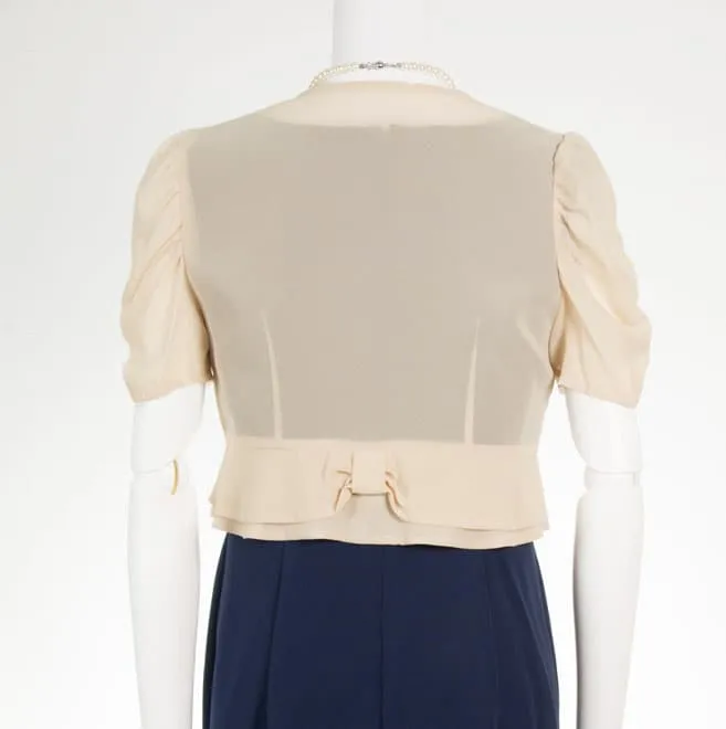 ベージュの半袖ボレロ