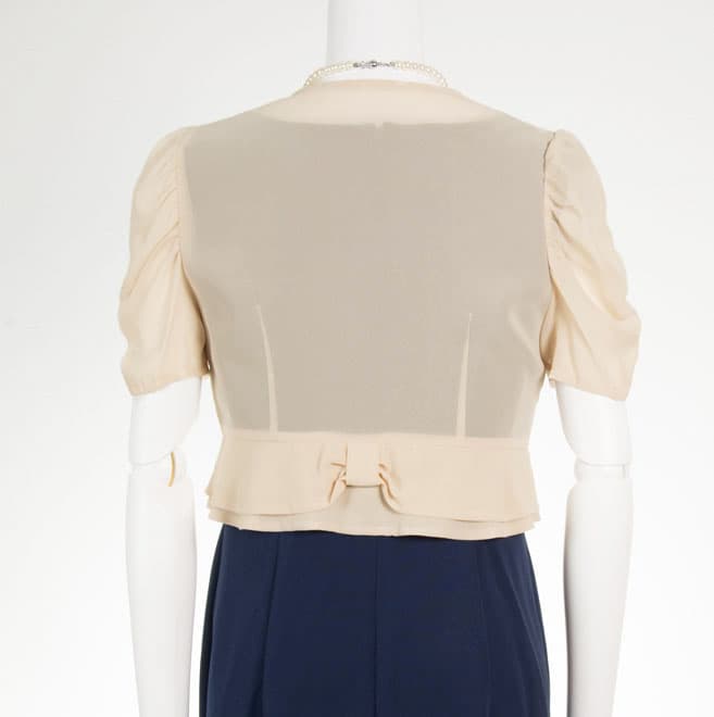 ベージュの半袖ボレロ