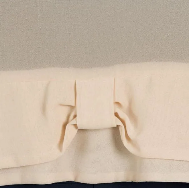 ベージュの半袖ボレロ