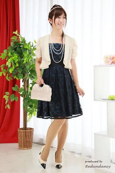 ベージュの半袖ボレロ