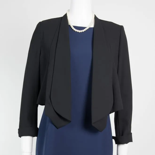 ブラックの前下がり長袖ジャケット