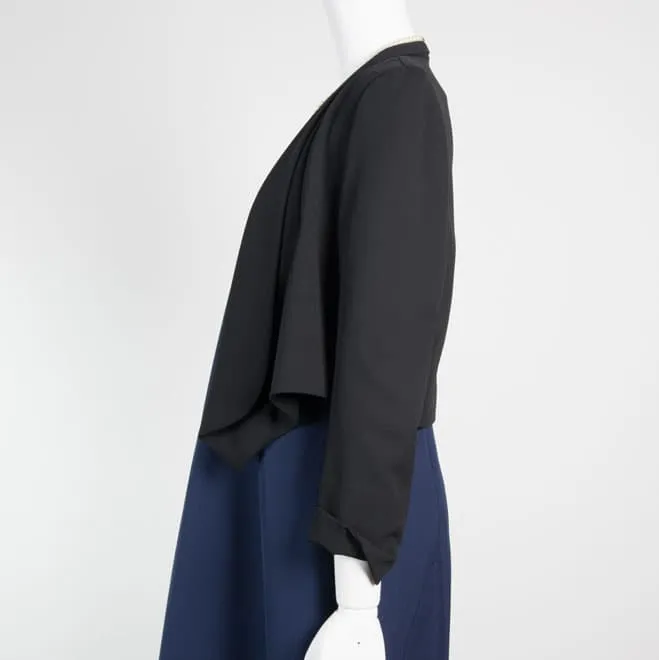 ブラックの前下がり長袖ジャケット