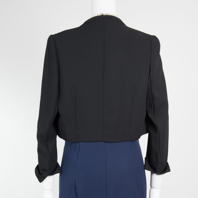 ブラックの前下がり長袖ジャケット