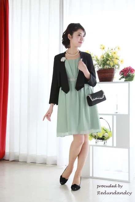 ブラックの前下がり長袖ジャケット