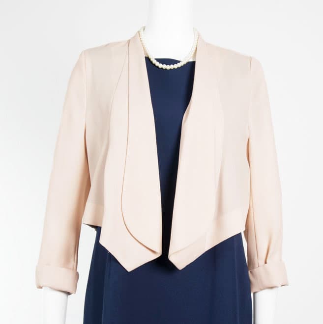 ベージュの前下がり長袖ジャケット