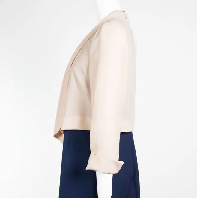 ベージュの前下がり長袖ジャケット