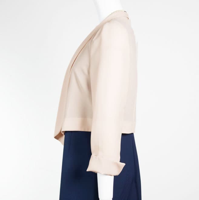 ベージュの前下がり長袖ジャケット