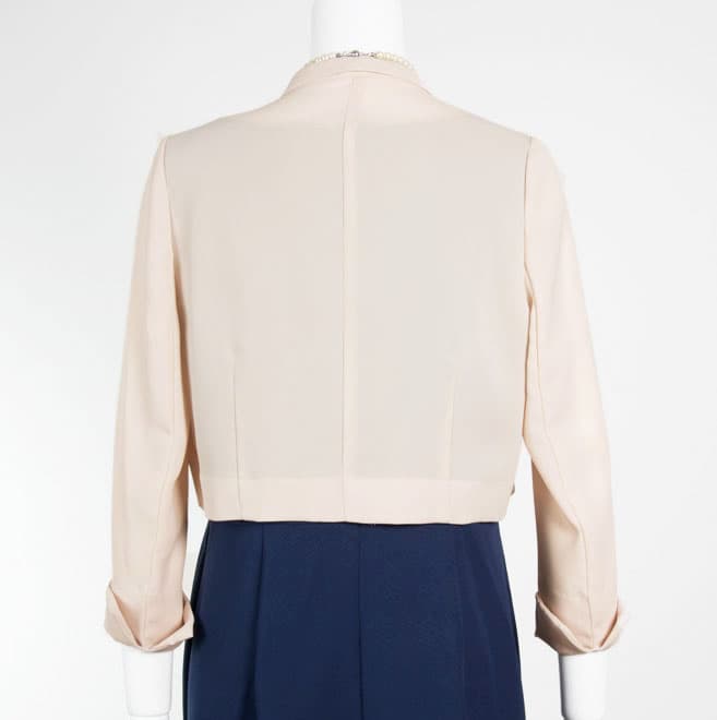 ベージュの前下がり長袖ジャケット