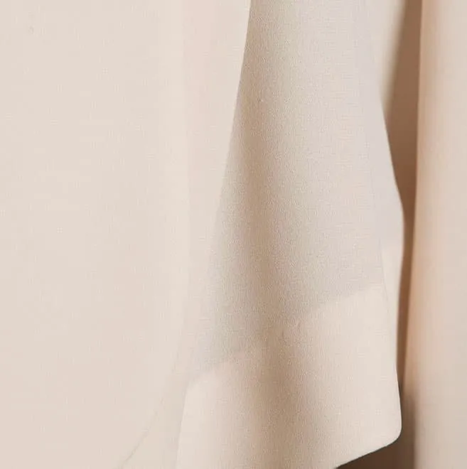 ベージュの前下がり長袖ジャケット