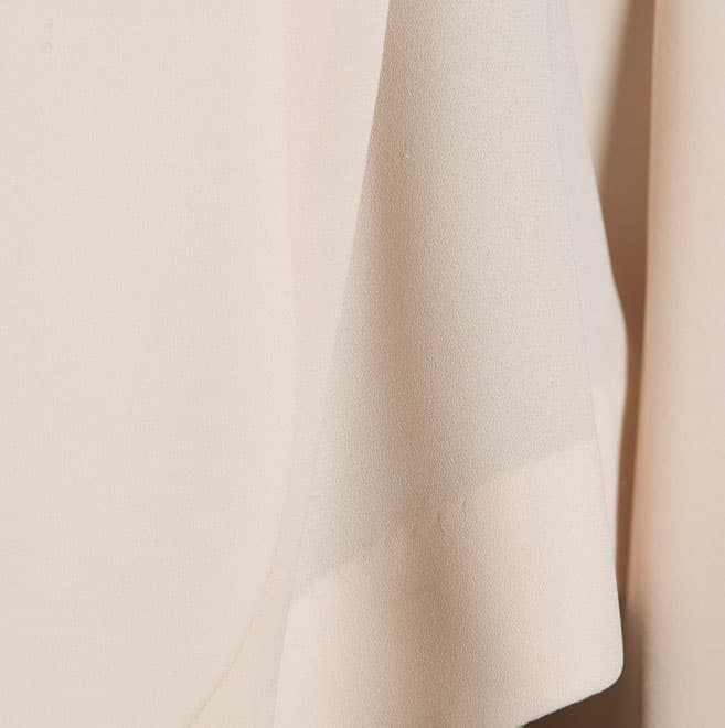 ベージュの前下がり長袖ジャケット