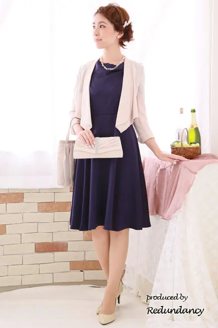 ベージュの前下がり長袖ジャケット