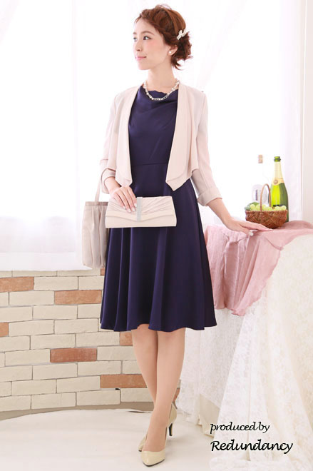 ベージュの前下がり長袖ジャケット