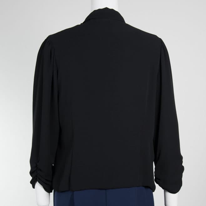 ブラックの七分袖ボレロ