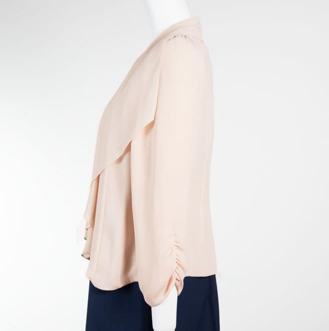 ピンクベージュの七分袖ボレロ