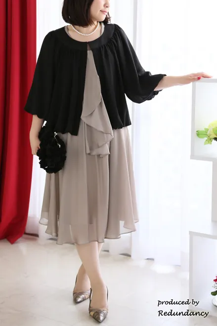 ブラックのポンチョ風ボレロ