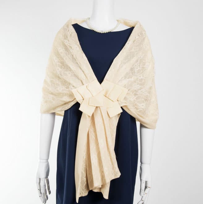 ベージュのレースストール(ホック付)