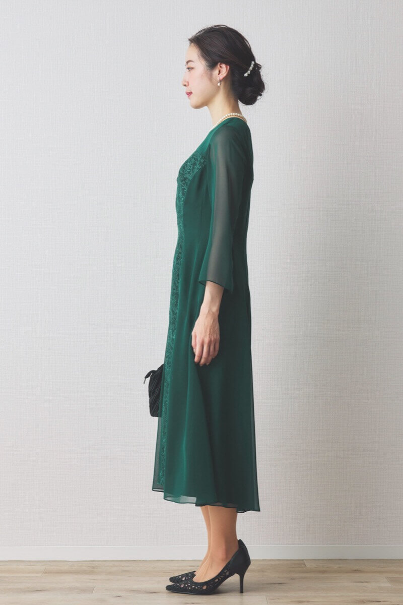 グリーンのラメ刺繍シフォン切替ドレス [ 店頭販売価格 56,100円 ]