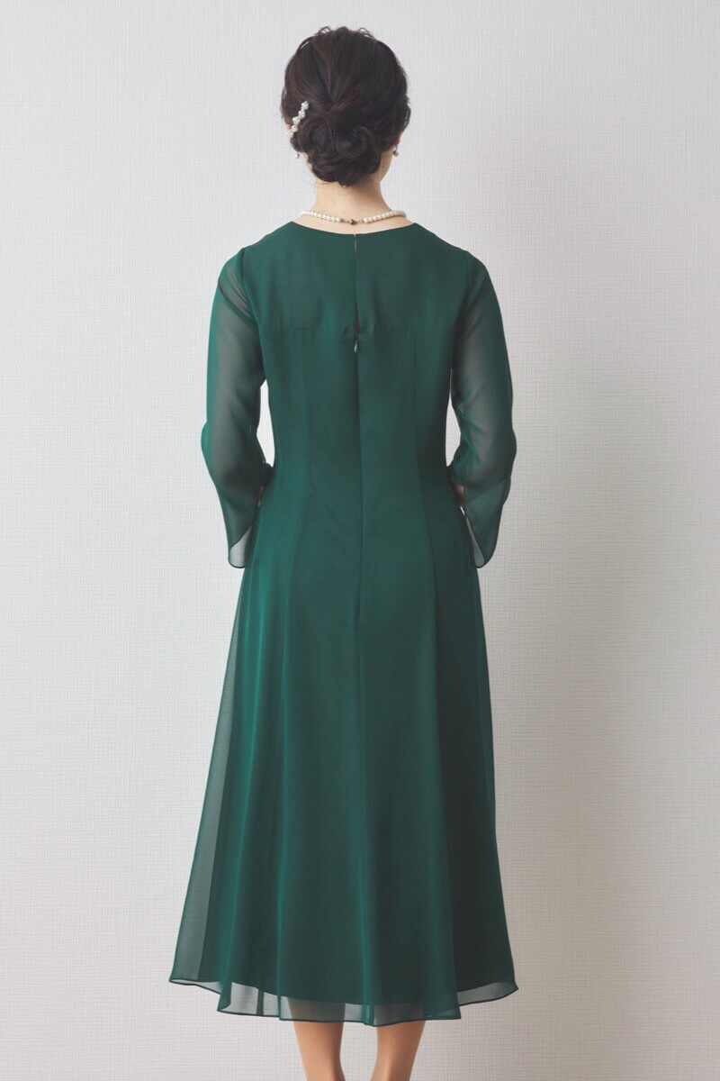 グリーンのラメ刺繍シフォン切替ドレス [ 店頭販売価格 56,100円 ]