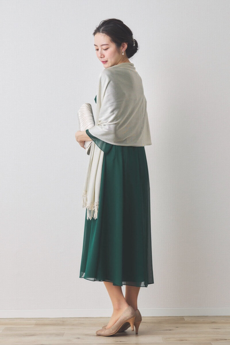 グリーンのラメ刺繍シフォン切替ドレス [ 店頭販売価格 56,100円 ]