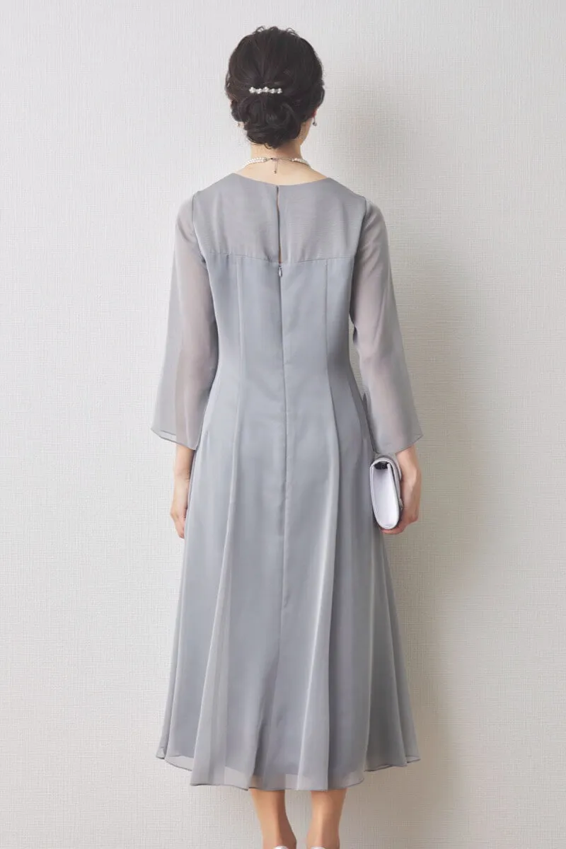 シルバーのラメ刺繍シフォン切替ロングドレス [ 店頭販売価格 56,100円 ]