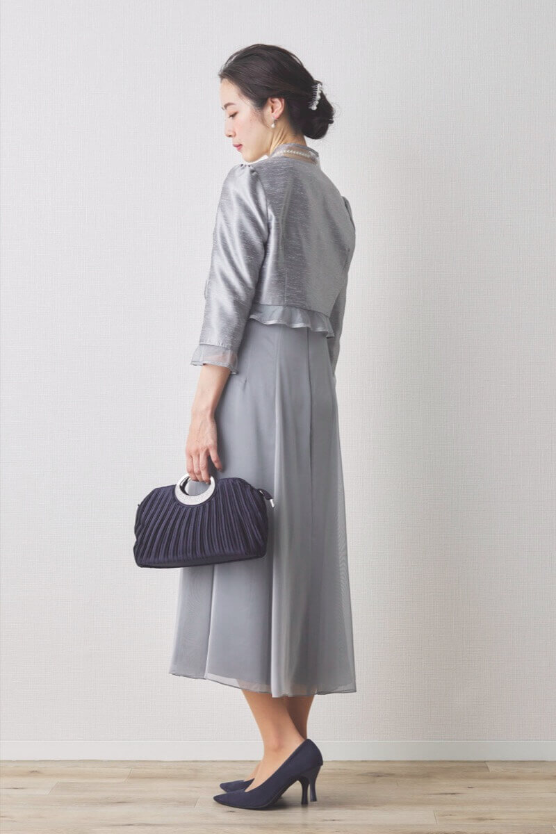 シルバーのラメ刺繍シフォン切替ロングドレス [ 店頭販売価格 56,100円 ]