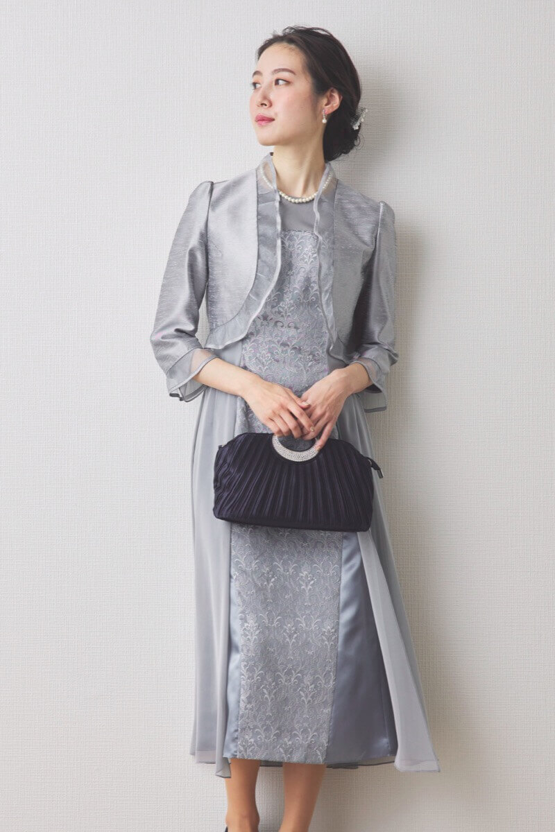 シルバーのラメ刺繍シフォン切替ロングドレス [ 店頭販売価格 56,100円 ]