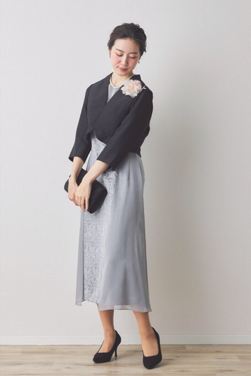 シルバーのラメ刺繍シフォン切替ロングドレス [ 店頭販売価格 56,100円 ]