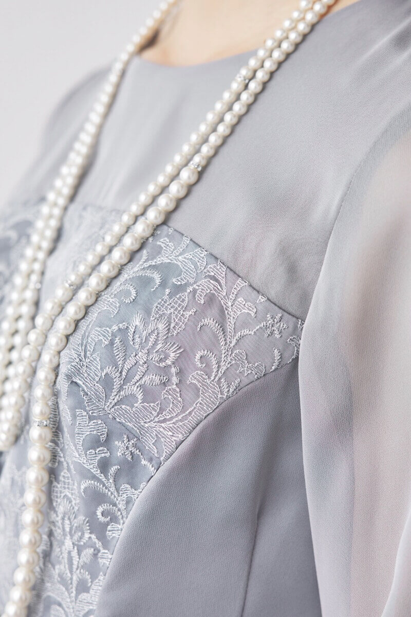 シルバーのラメ刺繍シフォン切替ロングドレス [ 店頭販売価格 56,100円 ]