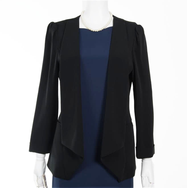 ブラックの前下がり長袖ジャケット