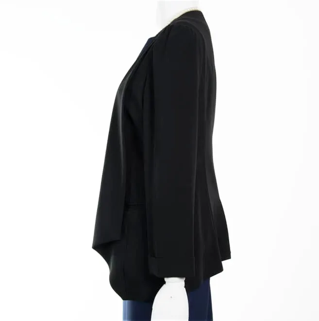 ブラックの前下がり長袖ジャケット