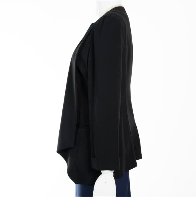 ブラックの前下がり長袖ジャケット