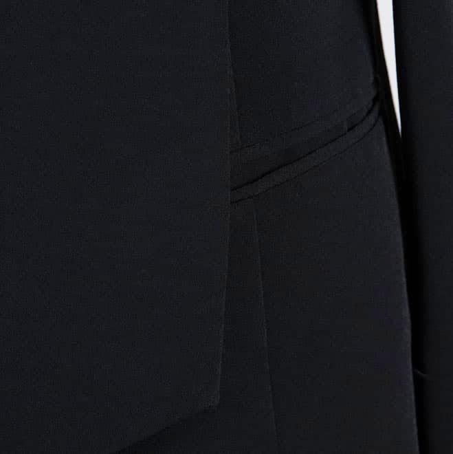 ブラックの前下がり長袖ジャケット