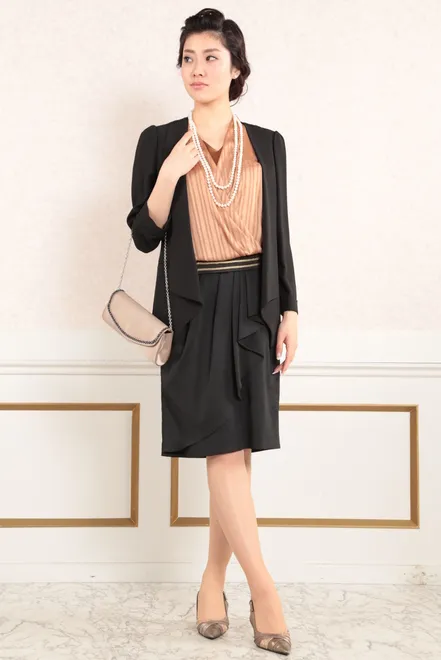 ブラックの前下がり長袖ジャケット