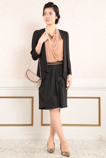 ブラックの前下がり長袖ジャケット