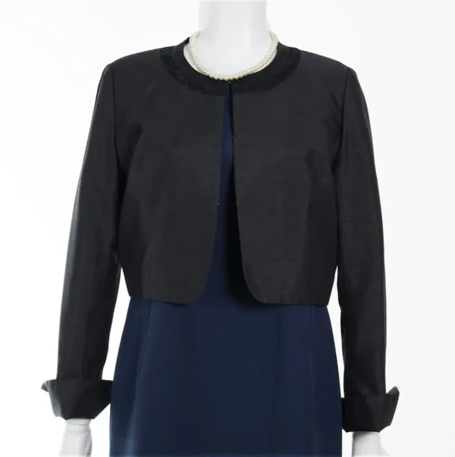 ブラックの襟なし長袖ジャケット