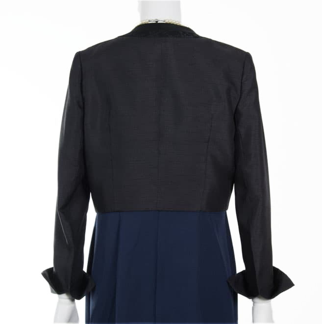 ブラックの襟なし長袖ジャケット