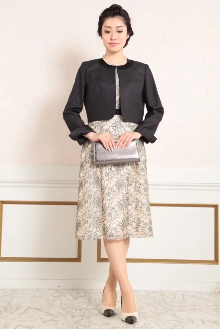 ブラックの襟なし長袖ジャケット