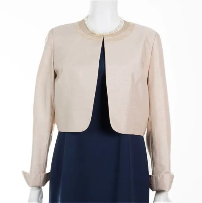 ベージュの襟なし長袖ジャケット