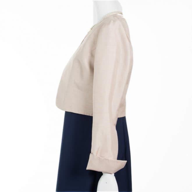 ベージュの襟なし長袖ジャケット