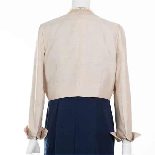 ベージュの襟なし長袖ジャケット