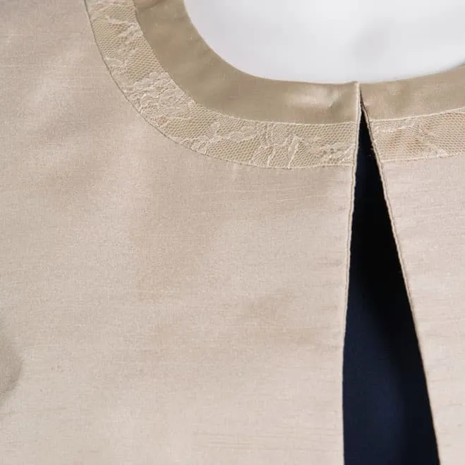 ベージュの襟なし長袖ジャケット