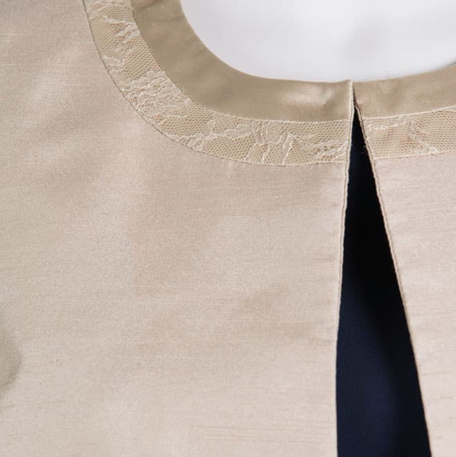 ベージュの襟なし長袖ジャケット