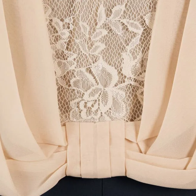 ベージュの背中レースの半袖ボレロ