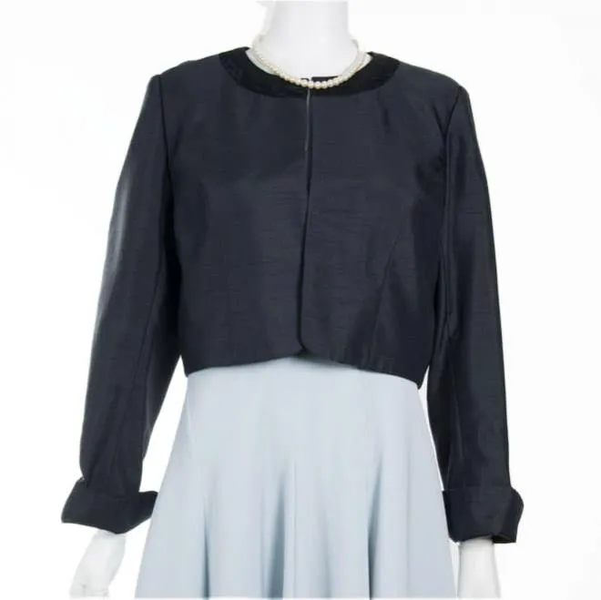 ネイビーの襟なし長袖ジャケット