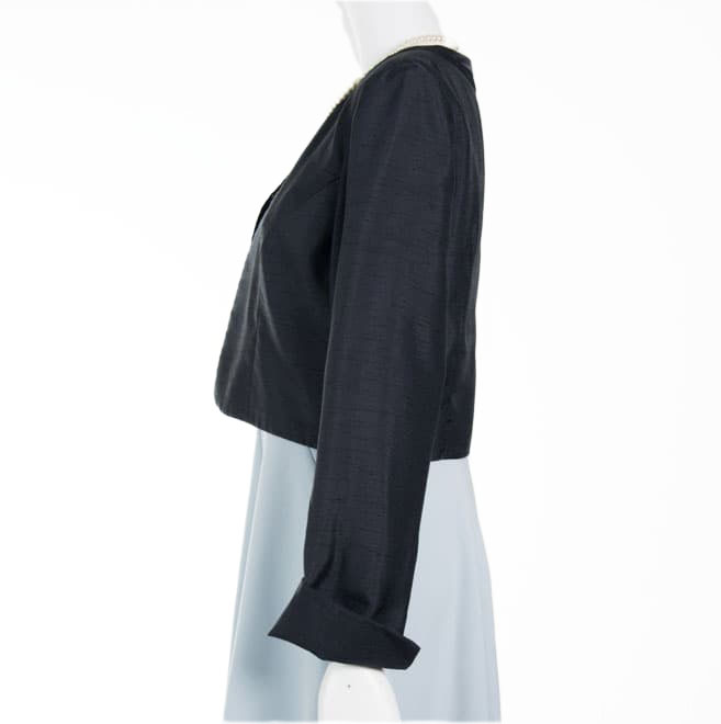 ネイビーの襟なし長袖ジャケット