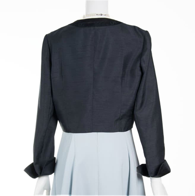 ネイビーの襟なし長袖ジャケット