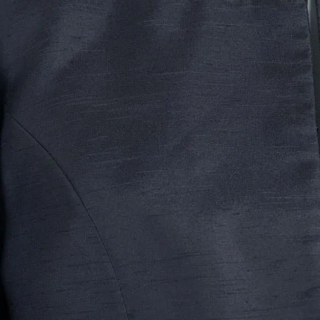 ネイビーの襟なし長袖ジャケット