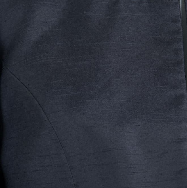 ネイビーの襟なし長袖ジャケット